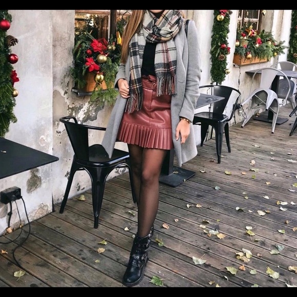 **SOLD** Zara pleated faux leather mini skirt - Picture 2 of 6